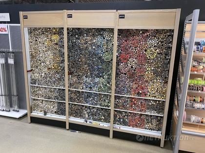 Butikshyllor med stor mängd knappar