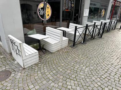 Bänkar och bord till uteservering