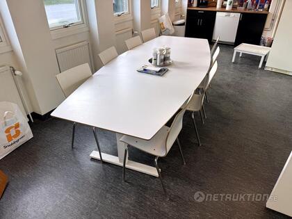 Konferensbord och stolar