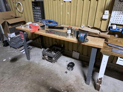 Verkstadsbänk med skruvstäd