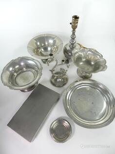 Tennföremål, bl.a bordslampa Tennföremål, bl.a bordslampa