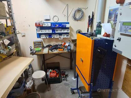 Verktygsskåp och arbetsbänk med innehåll