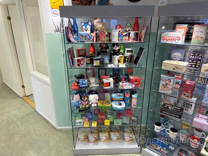 Skåp med kul demoprodukter, Nintendo mfl 