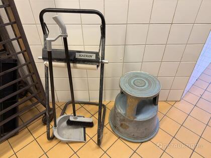 Pappershållare, pall