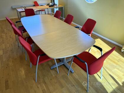 Konferensbord och stolar