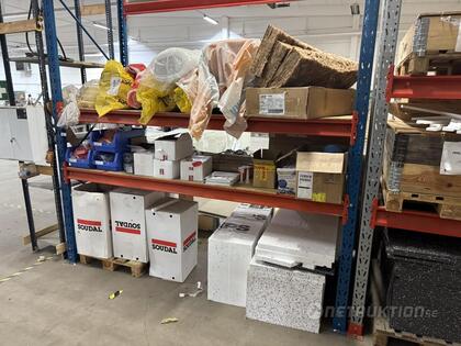 Varulager med isolering, frigolit, fönsterdre