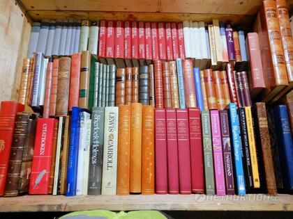 Böcker, bl.a A. Henriksson