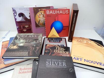 Böcker, bl.a om antikviteter