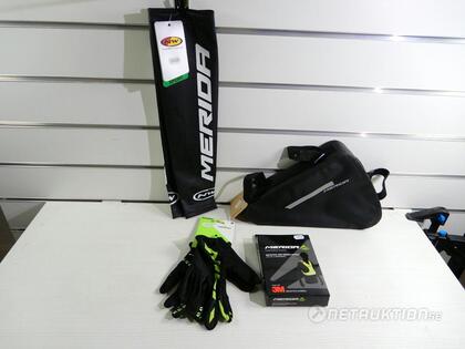 Cykelväska, handskar mm, 4 delar Cykelväska, handskar mm, 4 delar