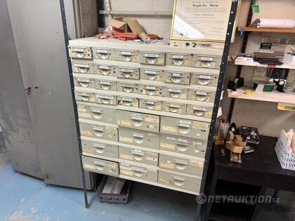 Lagerhylla med lådhurtsar