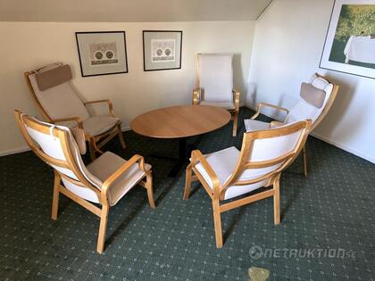 Fåtöljer och bord Fåtöljer och bord