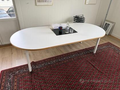 Konferensbord med stolar & matta