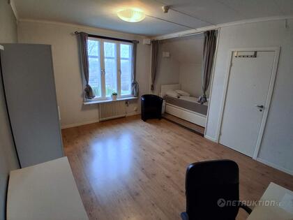 Allt i rummet, säng, garderob mm