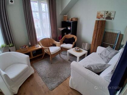 Allt i rummet, rottingsfåtölj, soffa mm