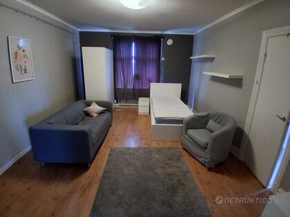 Allt i rummet, säng, soffa, fåtölj mm