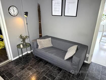 Soffa, speglar och dekoration