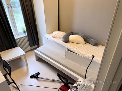 Säng, byrå, skåp & skrivbord