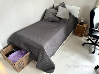 Säng, lampa & tavla