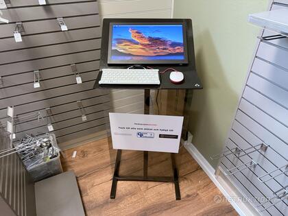 Kundpodie med dataskärm