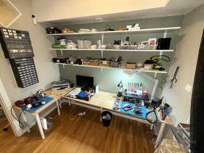 Arbetsbord och hyllor