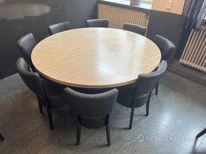 Stort runt bord inkl stolar