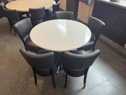 Runt bord och stolar