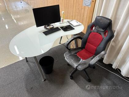 Glasskrivbord och stol (1) Glasskrivbord och stol (1)