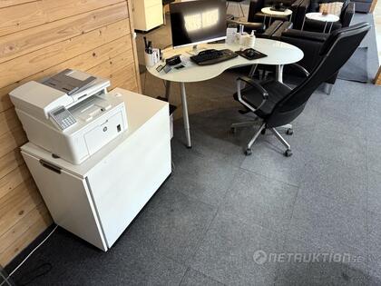 Glasskrivbord och stol (2) Glasskrivbord och stol (2)