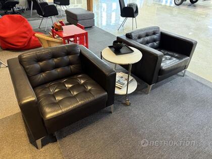 Fåtöljer och bord (2) Fåtöljer och bord (2)