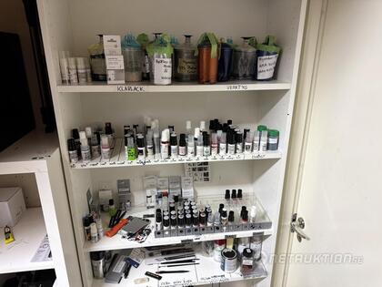 Lackstift och hyllor Lackstift och hyllor