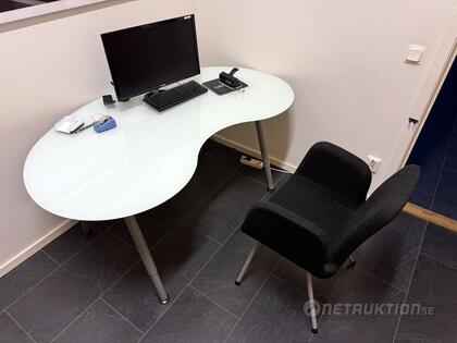 Glasskrivbord och stol (4) Glasskrivbord och stol (4)