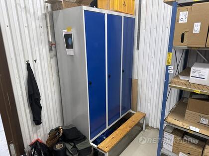 Omklädnadsskåp, 3 dörrar