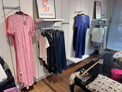 Ett parti damkläder, 95st plagg