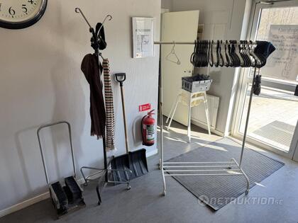 Klädhängare, skoputs och skyffel