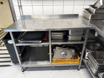 Diskbänk med hyllor