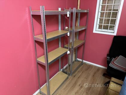 Lagerhyllor och trappstege