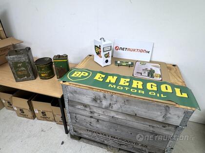 BP oljedunkar och banderoll