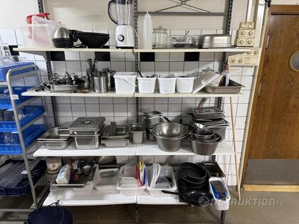 Hylla med köksutensilier