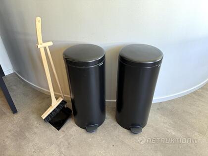 Papperskorgar och sopborste Papperskorgar och sopborste