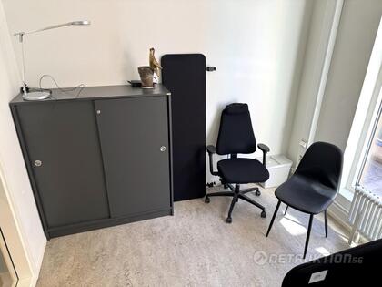 Skåp, stol, lampa mm 
