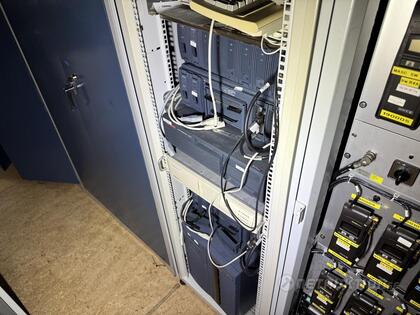 Serverskåp med serverutrustning Serverskåp med serverutrustning