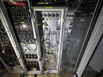 Serverskåp med innehåll DRR stativ Serverskåp med innehåll DRR stativ