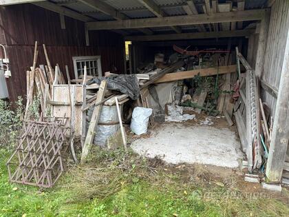 Traktorredskap & kärra i carport