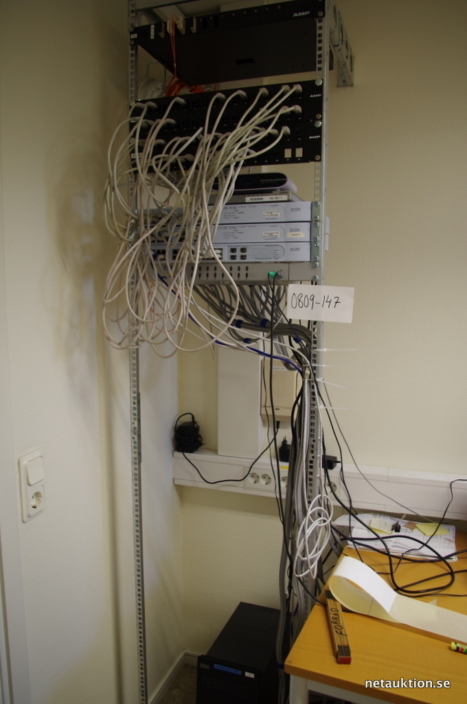 Netauktion - Rack för modem och switchar