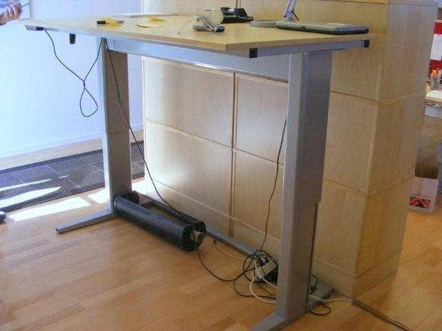 Försäljningsobjekt: Arbetsbord Ikea, el Höj och sänkbart skrivbord, IKEA Nätauktioner