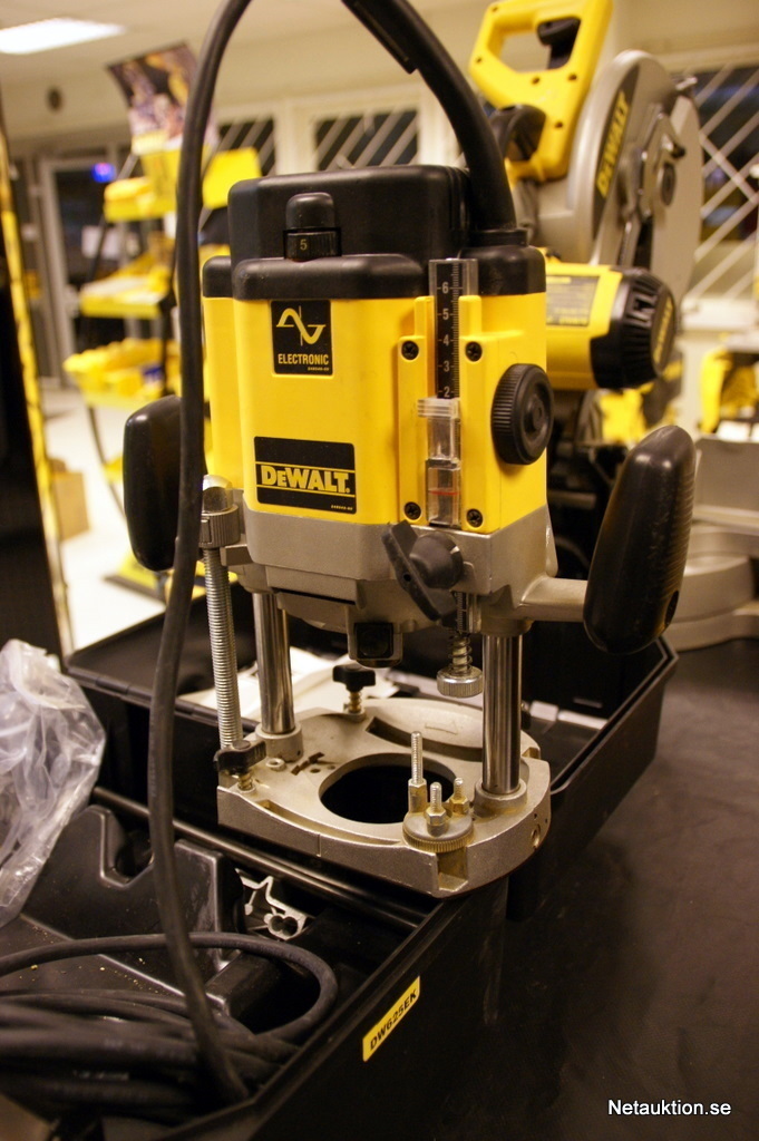 Netauktion - Handöverfräs DeWalt DW625E