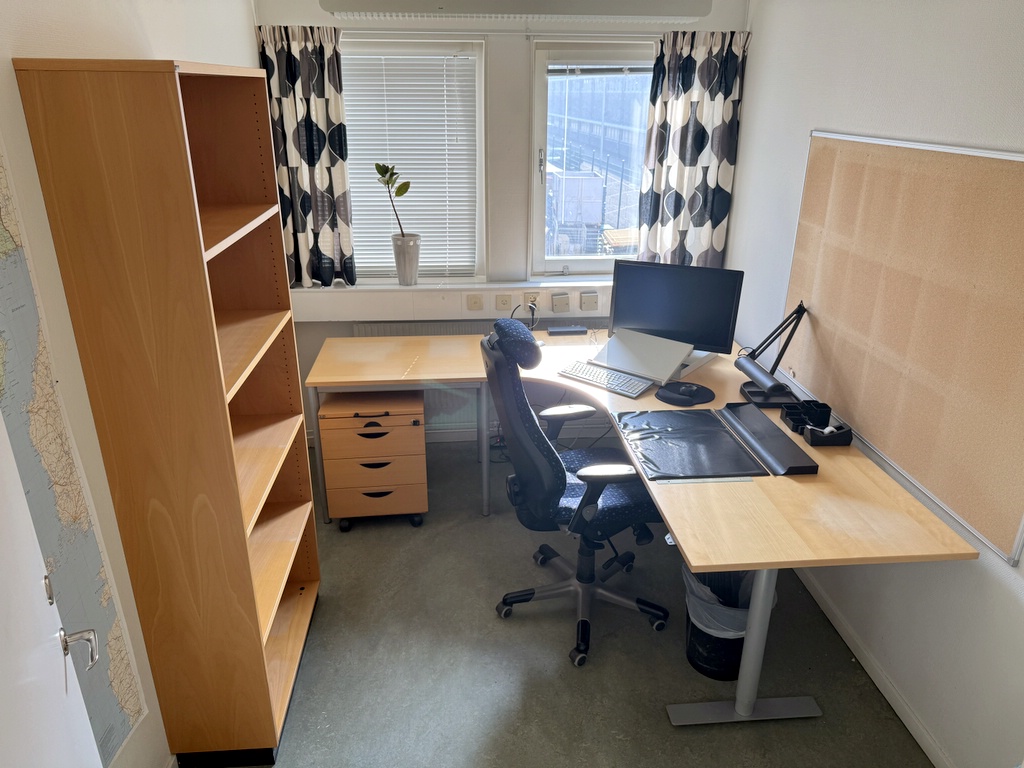 Elskrivbord, stol och bokhylla
