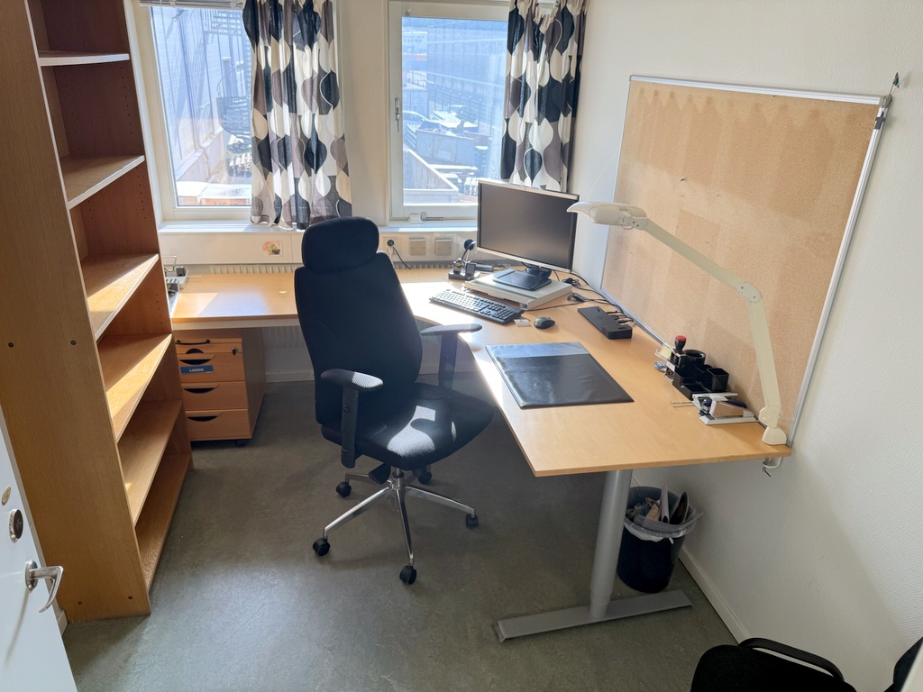 Elskrivbord, stol och bokhylla