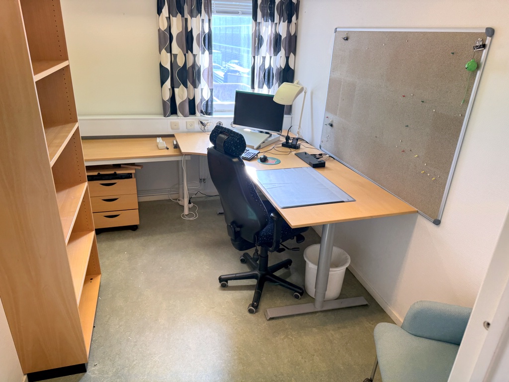 Elskrivbord, stol och bokhylla