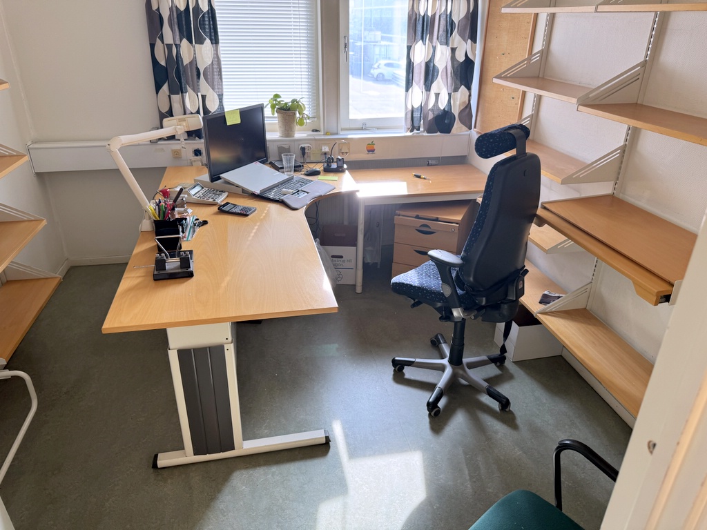 Skrivbord, stol och vägghyllor